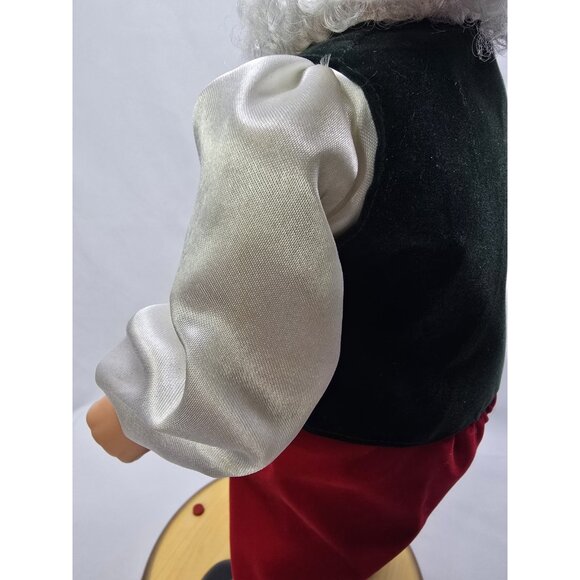 Gemmy Hip Swinging Santa Dances to The Music Of Santa Claus Is Coming To Town - Picture 9 of 16